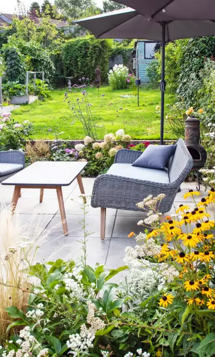 Entretien annuel de jardin comprenant tonte, désherbage et ramassage des feuilles.